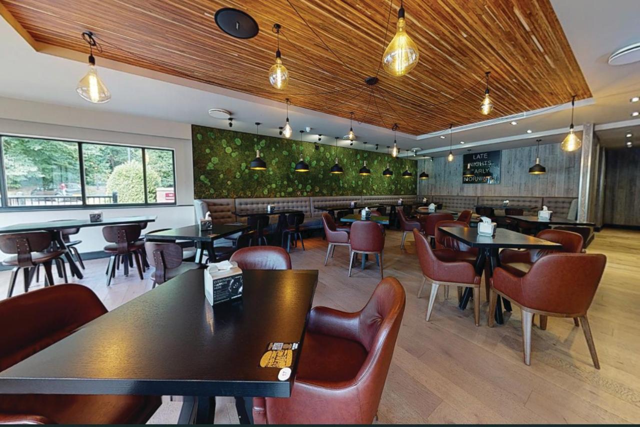 Village Hotel Leeds North Buitenkant foto