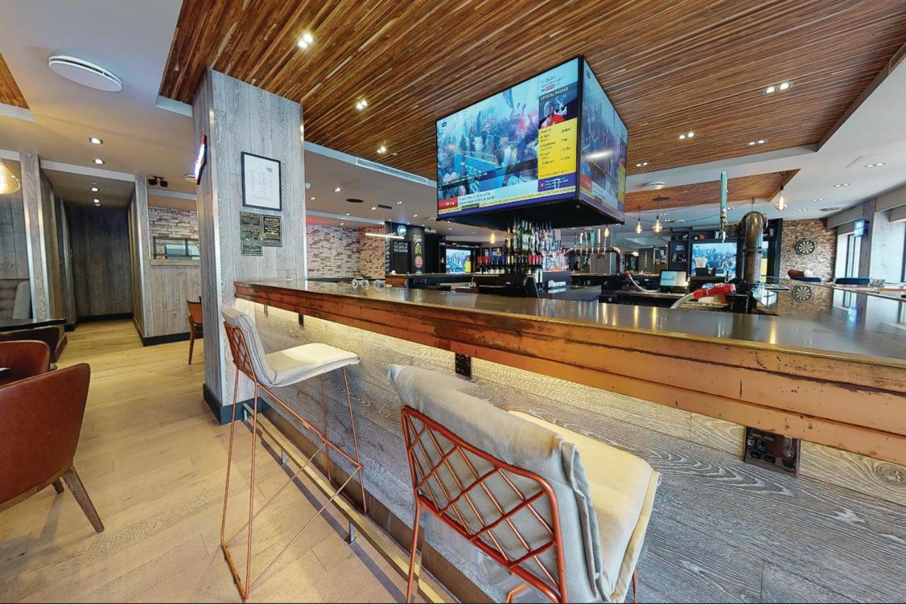 Village Hotel Leeds North Buitenkant foto