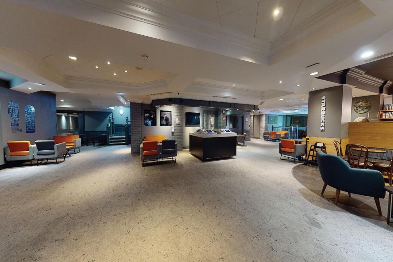 Village Hotel Leeds North Buitenkant foto