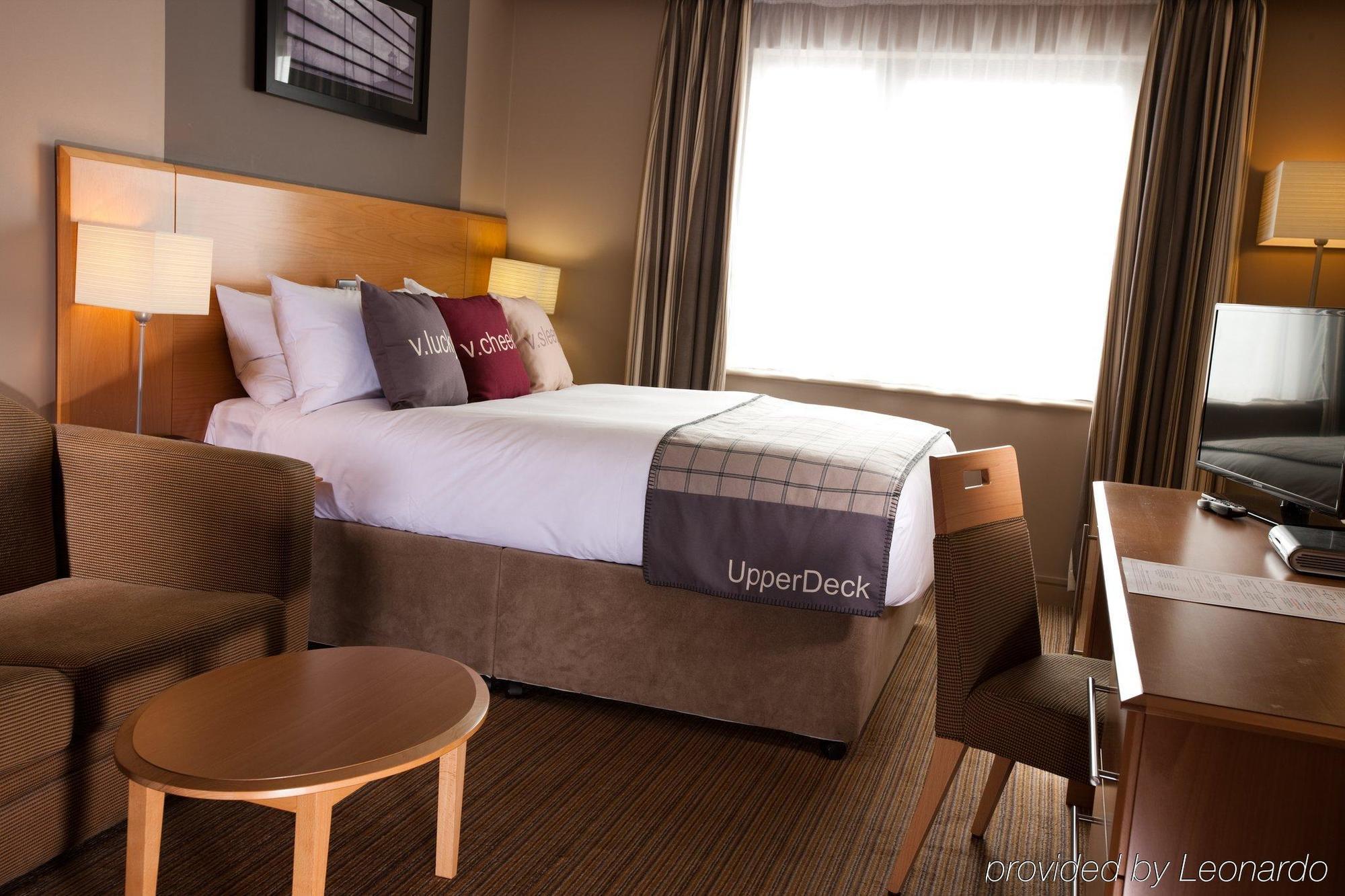 Village Hotel Leeds North Buitenkant foto