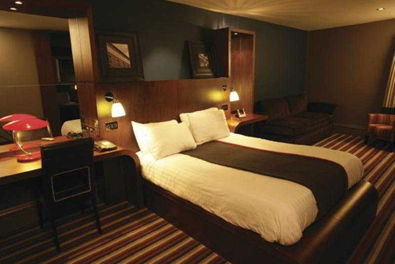Village Hotel Leeds North Buitenkant foto
