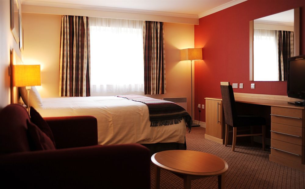 Village Hotel Leeds North Buitenkant foto