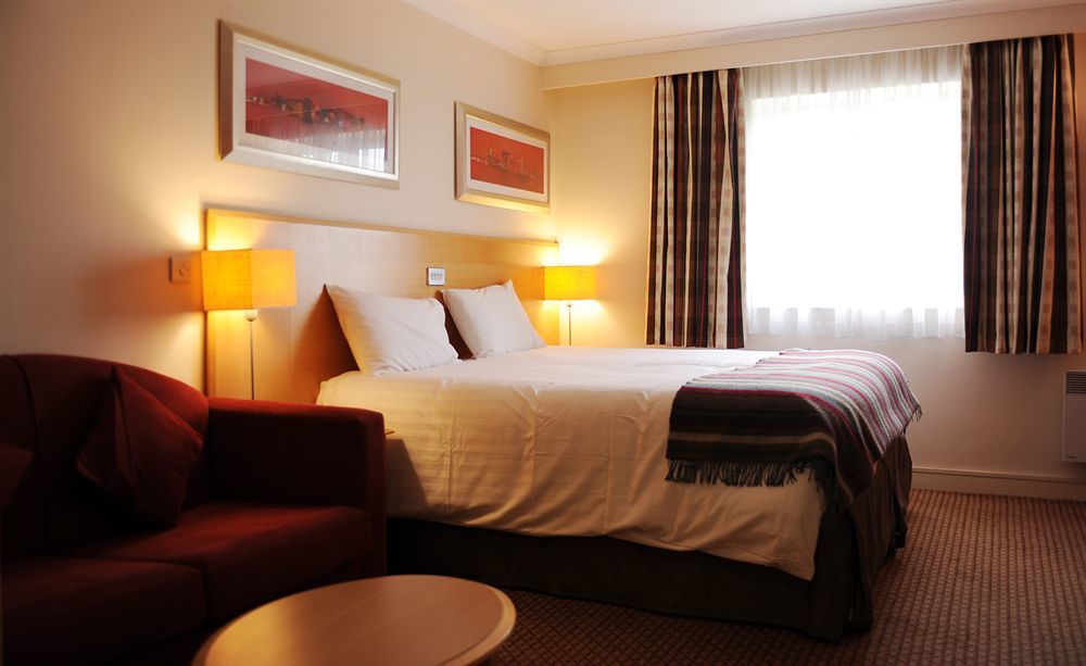 Village Hotel Leeds North Buitenkant foto