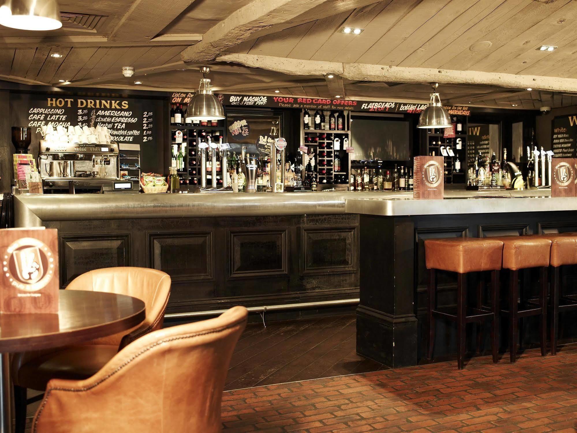 Village Hotel Leeds North Buitenkant foto