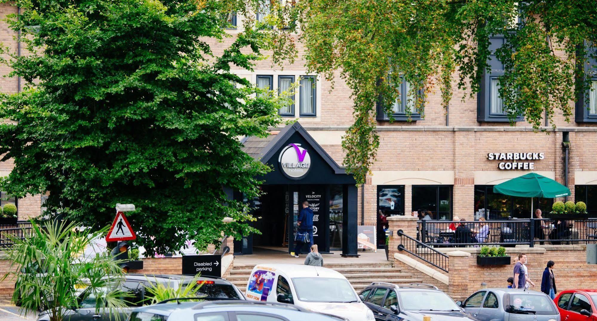 Village Hotel Leeds North Buitenkant foto